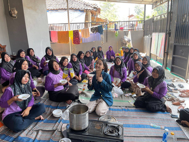 Sosialisasi Pengenalan Tekwan sebagai Makanan Khas Palembang serta Manfaat Ikan Lele untuk Mencegah Stunting sebagai Bahan Baku kepada Ibu-Ibu PKK Desa Sijeruk.  Sumber : Dokumentasi Pribadi.