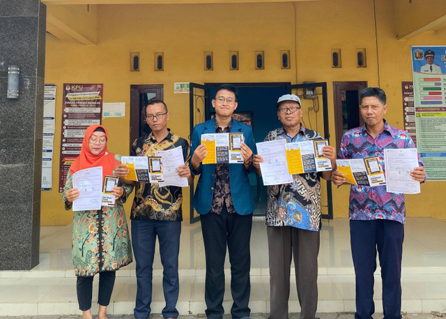 Dokumentasi dengan membawa leaflet yang berisi tentang pengenalan dan prosedur pendaftaran Sertifikat Tanah Elektronik bersama Perangkat Desa