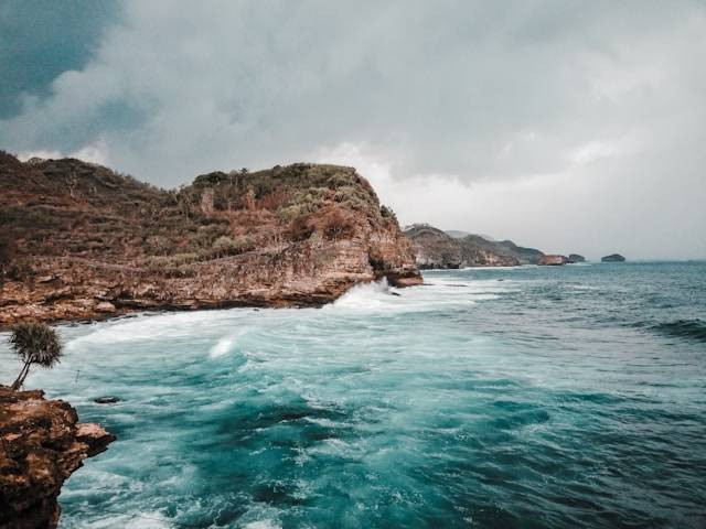 Pantai Lumban Silintong. Foto hanyalah ilustrasi, bukan tempat sebenarnya. Sumber:unsplash/Aaron Kiru.