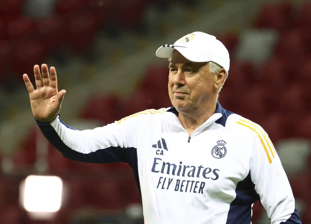 Pelatih Real Madrid Carlo Ancelotti saat latihan di Stadion Nasional, Warsawa, Polandia, Selasa (13/8/2024). Foto: Kacper Pempel/Reuters