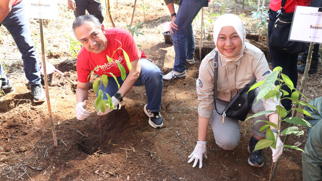 Direktur Utama Infomedia Eddy Sofryano (kiri) dan Kepala Bidang PTN Wilayah III TNGGP Susanti (kanan) saat melakukan penanaman pohon pada acara penanaman 1.000 pohon di Taman Nasional Gede Pangrango (TNGGP), beberapa waktu lalu. Foto: Dok. Telkom