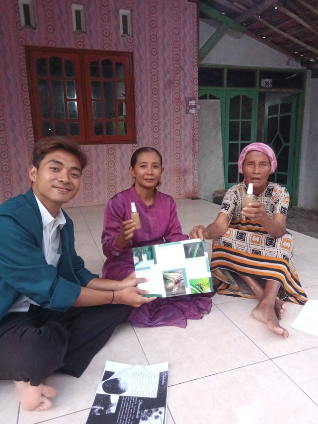 Pemberian Produk Spray Anti Nyamuk oleh Mahasiswa KKN TIM II UNDIP 2024