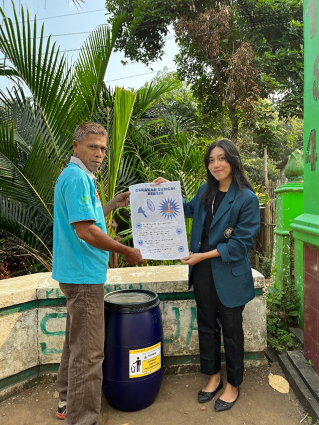 Dokumentasi Bersama Kepala Dusun Saat Melakukan Penyuluhan Gerakan Sungai Bersih