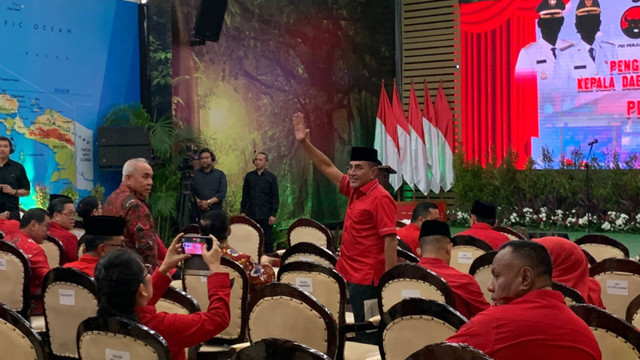 Calon Gubernur Sumut Edy Rahmayadi menyapa awak media sebelum pengumuman calon kepala daerah oleh PDIP di aula DPP PDIP, Jakarta, Rabu (14/8/2024). Foto: Luthfi Humam/kumparan