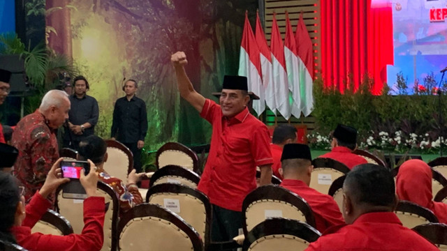 Bakal calon Gubernur Sumut Edy Rahmayadi mengepalkan tangannya sebelum pengumuman calon kepala daerah oleh PDIP di aula DPP PDIP, Jakarta, Rabu (14/8/2024). Foto: Luthfi Humam/kumparan