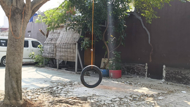 Saung kecil di belakang rumah DR di Pondok Petir Residence, Kota Depok, Rabu (14/8/2024). Foto: Fadlan Nuril Fahmi/kumparan