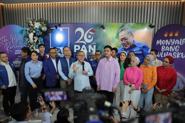 Ketum PSI Kaesang Pangarep bersama Ketum PAN Zulkifli Hasan menjawab pertanyaan wartawan usai pertemuan di DPP PAN, Jakarta, Rabu (14/8/2024). Foto: Jamal Ramadhan/kumparan