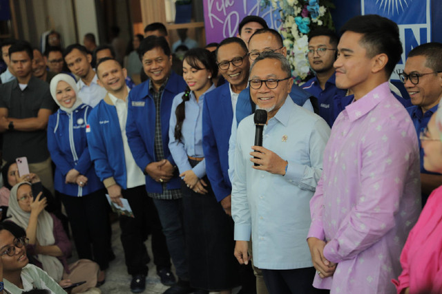 Ketum PSI Kaesang Pangarep bersama Ketum PAN Zulkifli Hasan menjawab pertanyaan wartawan usai pertemuan di DPP PAN, Jakarta, Rabu (14/8/2024). Foto: Jamal Ramadhan/kumparan