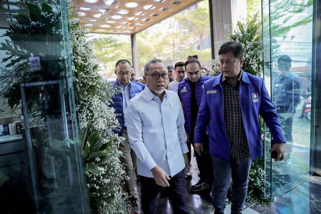 Ketua Umum PAN Zulkifli Hasan berbincang dengan kader Partai PAN setibanya saat melakukan pertemuan dengan Ketum PSI Kaesang Pangarep di DPP PAN, Jakarta, Rabu (14/8/2024). Foto: Jamal Ramadhan/kumparan