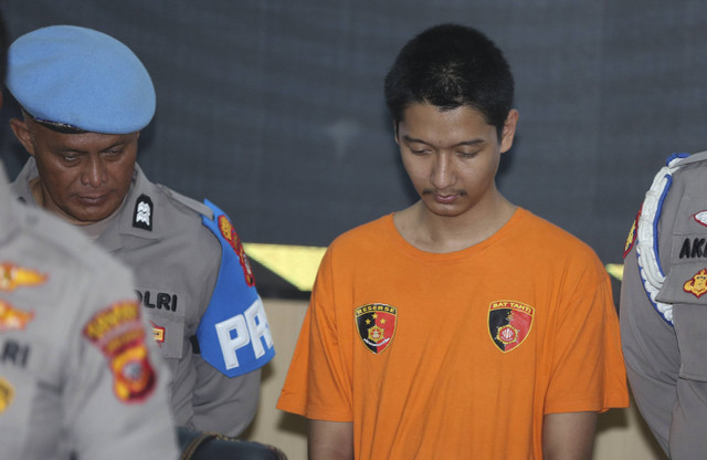 Suami dari Cut Intan Nabila, Armor Toreador saat dihadirkan konferensi pers terkait KDRT terhadap istrinya di Polres Kabupaten Bogor, Selasa, (14/8/2024). Foto: Agus Apriyanto