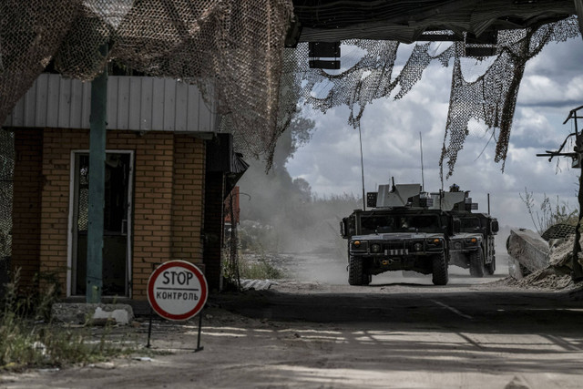 Prajurit Ukraina mengendarai kendaraan militer dari titik penyeberangan di perbatasan dengan Rusia, di tengah serangan Rusia terhadap Ukraina, di wilayah Sumy, Ukraina, Selasa (13/8/2024). Foto: Viacheslav Ratynskyi/REUTERS