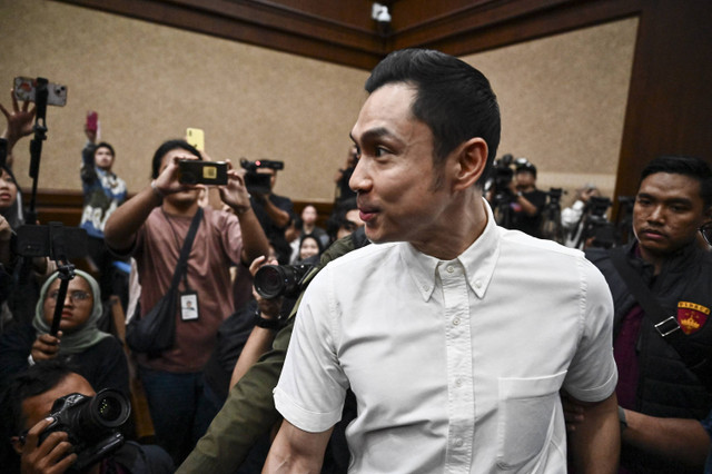 Terdakwa kasus dugaan korupsi pengelolaan tata niaga komoditas timah Harvey Moeis (tengah) memasuki ruang sidang untuk mengikuti sidang perdana di Pengadilan Tipikor, Jakarta, Rabu (14/8/2024).  Foto: ANTARA FOTO/Aprillio Akbar