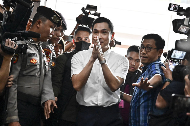 Terdakwa kasus dugaan korupsi pengelolaan tata niaga komoditas timah Harvey Moeis (tengah) memasuki ruang sidang untuk mengikuti sidang perdana di Pengadilan Tipikor, Jakarta, Rabu (14/8/2024).  Foto: ANTARA FOTO/Aprillio Akbar