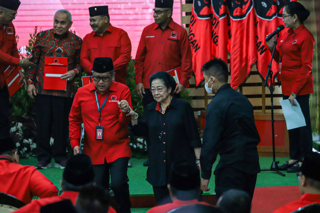 Ketum PDIP Megawati Soekarnoputri berjalan didampingi Sekjen Hasto Kristiyanto usai menyerahkan SK rekomendasi kepada calon-calon kepala daerah di Aula DPP PDIP, Jakarta, Rabu (14/8/2024). Foto: Iqbal Firdaus/kumparan