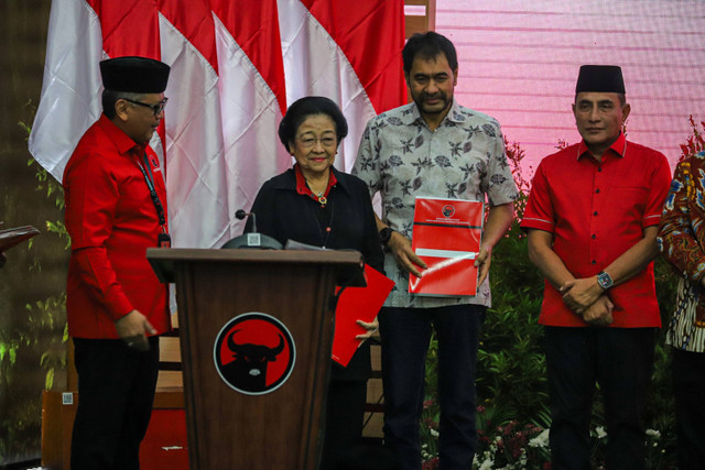 Ketum PDIP Megawati Soekarnoputri bersama Sekjen Hasto Kristiyanto menyerahkan SK rekomendasi kepada calon-calon kepala daerah di Aula DPP PDIP, Jakarta, Rabu (14/8/2024). Foto: Iqbal Firdaus/kumparan