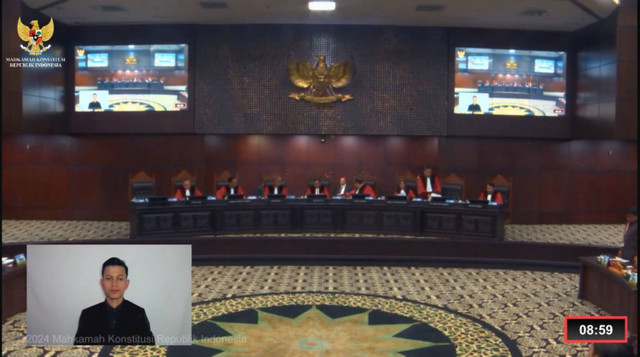 Hakim Konstitusi Suhartoyo masih memimpin sidang pleno MK usai putusan PTUN Jakarta batalkan pengangkatannya sebagai Ketua MK, di Gedung MK, Rabu (14/8/2024). Foto: Dok. YouTube Mahkamah Konstitusi