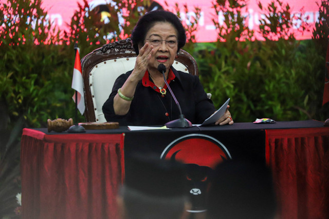 Ketum PDIP Megawati Soekarnoputri menyampaikan pidato politiknya saat penyerahkan SK rekomendasi kepada calon-calon kepala daerah di Aula DPP PDIP, Jakarta, Rabu (14/8/2024).  Foto: Iqbal Firdaus/kumparan