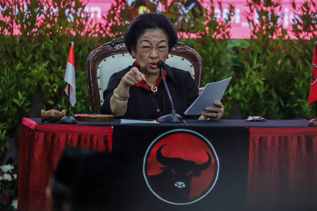 Ketum PDIP Megawati Soekarnoputri menyampaikan pidato politiknya saat penyerahkan SK rekomendasi kepada calon-calon kepala daerah di Aula DPP PDIP, Jakarta, Rabu (14/8/2024).  Foto: Iqbal Firdaus/kumparan