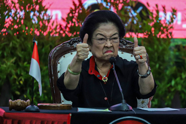 Ketum PDIP Megawati Soekarnoputri menyampaikan pidato politiknya saat penyerahkan SK rekomendasi kepada calon-calon kepala daerah di Aula DPP PDIP, Jakarta, Rabu (14/8/2024).  Foto: Iqbal Firdaus/kumparan