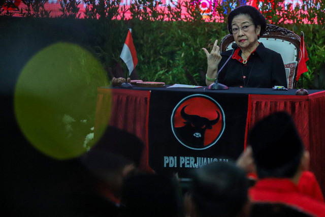 Ketum PDIP Megawati Soekarnoputri menyampaikan pidato politiknya saat penyerahkan SK rekomendasi kepada calon-calon kepala daerah di Aula DPP PDIP, Jakarta, Rabu (14/8/2024).  Foto: Iqbal Firdaus/kumparan