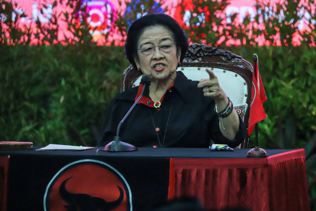 Ketum PDIP Megawati Soekarnoputri menyampaikan pidato politiknya saat penyerahkan SK rekomendasi kepada calon-calon kepala daerah di Aula DPP PDIP, Jakarta, Rabu (14/8/2024).  Foto: Iqbal Firdaus/kumparan