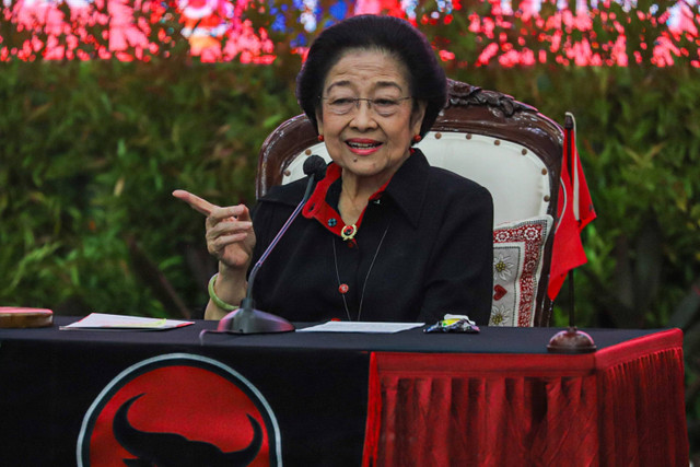 Ketum PDIP Megawati Soekarnoputri menyampaikan pidato politiknya saat penyerahkan SK rekomendasi kepada calon-calon kepala daerah di Aula DPP PDIP, Jakarta, Rabu (14/8/2024).  Foto: Iqbal Firdaus/kumparan