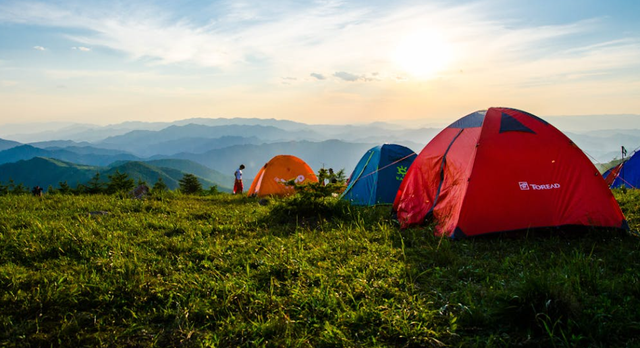 tempat camping di parapat. Foto hanyalah ilustrasi, bukan tempat yang sebenarnya. Sumber: Pexels/Xue Guangjian