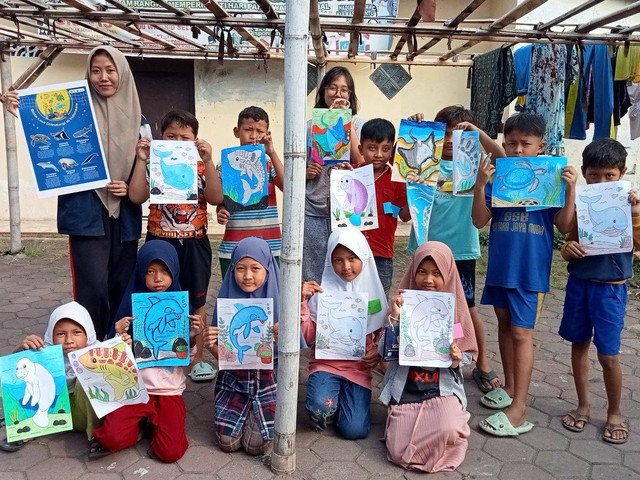 Mahasiswa Tim II KKN Undip 2023/2024 Melakukan Edukasi Pengenalan Biota Laut Dilindungi di Indonesia Menggunakan Media Pembelajaran Film Animasi dan Mewarnai kepada anak-anak Kelurahan Pekuncen (Sumber Foto: Dokumentasi Pribadi).