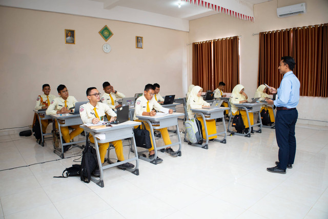 Foto saat Penulis mengajar di kelas