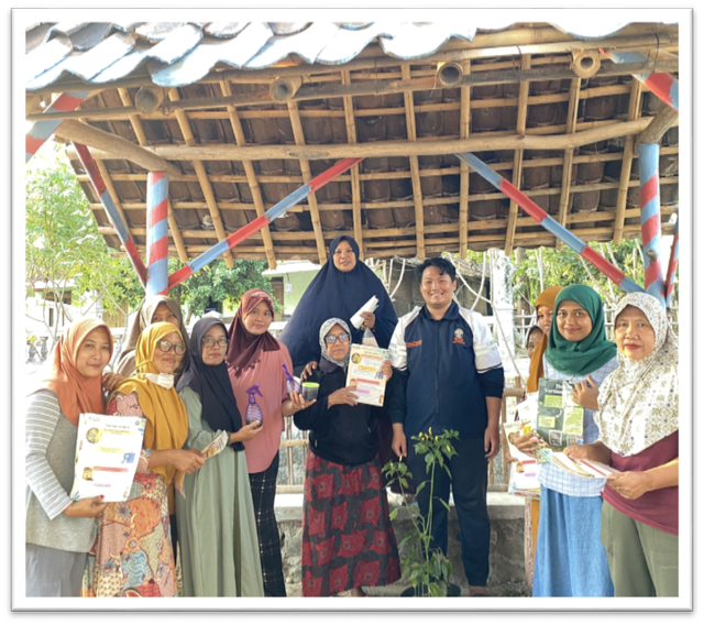 Dokumentasi Mahasiswa KKN TIM II 2023/2024 Universitas DIponegoro bersama Ibu-Ibu Kelompok Wanita Tani (KWT) di Desa Pengkol