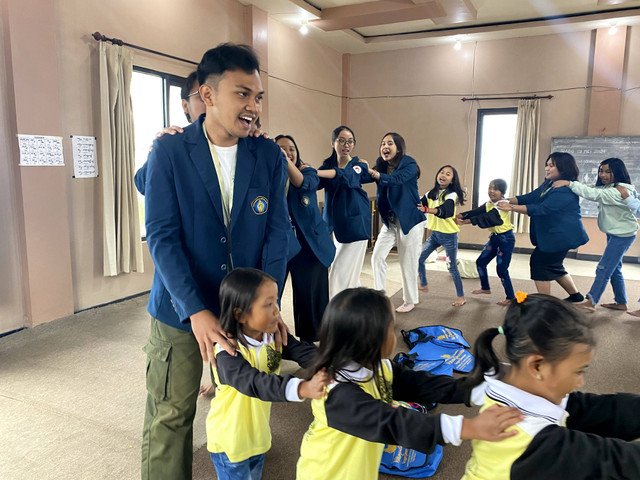 Mahasiswa KKN UB bersama anak-anak Sekolah Minggu Buddha, Desa Ngadas menyanyikan lagu daerah sembari mengelilingi ruang kelas