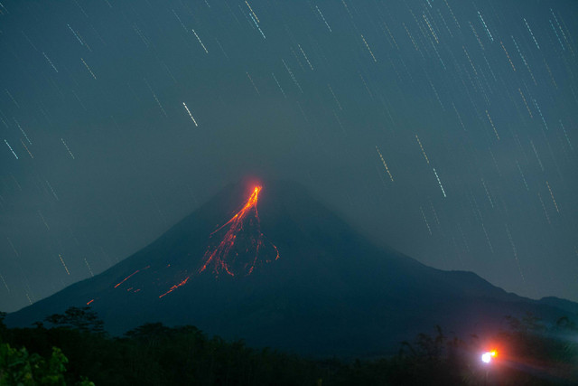 Guguran lava pijar Gunung Merapi terlihat dari Turi, Sleman, D.I Yogyakarta, Ranu (14/8/2024). Foto: Andreas Fitri Atmoko/Antara Foto