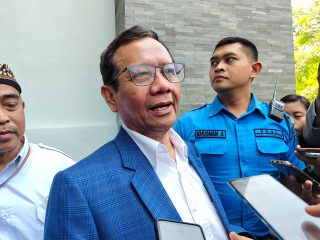 Eks Menko Polhukam Mahfud MD menjawab pertanyaan wartawan usai mengisi kuliah umum di Fakultas Hukum UGM, DI Yogyakarta, Rabu (14/8/2024). Foto: Arfiansyah Panji Purnandaru/kumparan