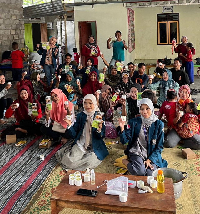 Sumber - Dokumen Pribadi : Workshop Pembuatan Lilin Aromaterapi Bersama Ibu-Ibu Wali Murid, Relawan, dan UMKM SHG (Self Help Group) di Sanggar Inklusi Tunas Bangsa Dusun II,  Desa Nguter, Keacamatan Nguter, Kabupaten Sukoharjo, Jawa Tengah.