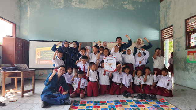 Foto bersama siswa-siswi Kelas 1 sampai dengan 3 SDN 2 Minggarharjo dalam pelaksanaan program kerja "Pengenalan dan Pengamalan Wawasan Kebangsaan Berbasis Kearifan Lokal"