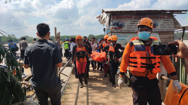 Tim SAR Gabungan saat mengevakuai korban meninggal dunia. (ist)