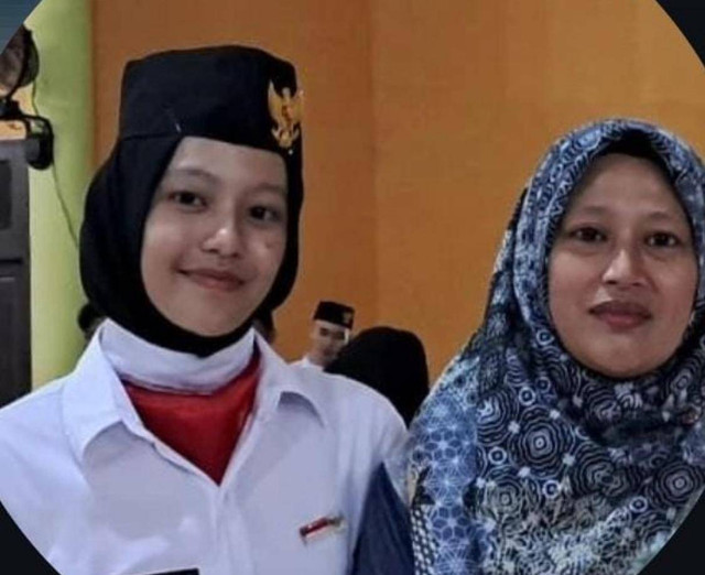 Zahratushyta Dwi Artika bersama ibunda, Sugiarti. Kewajiban Paskibraka copot jilbab menjadi dilema bagi orang tuanya. Foto: Dok. Istimewa