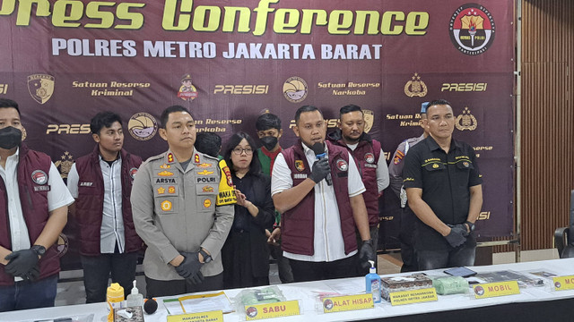 Pers rilis kasus peredaran sabu jaringan internasional di Polres Metro Jakarta Barat pada Rabu (14/8/2024). Foto: Dok. Istimewa