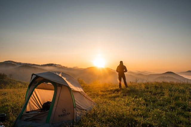 Tempat camping di Samosir yang memiliki pemandangan sunrise. Foto hanyalah ilustrasi, bukan tempat sebenarnya. Sumber: Pexels/Cliford Mervil