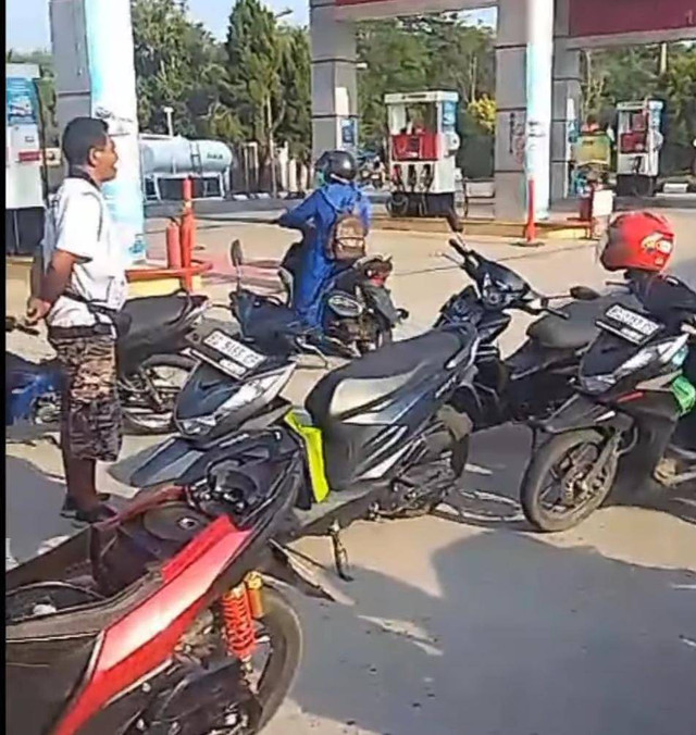 Suasana SPBU Patih Galung, Prabumulih yang digeruduki warga, Foto : Ist