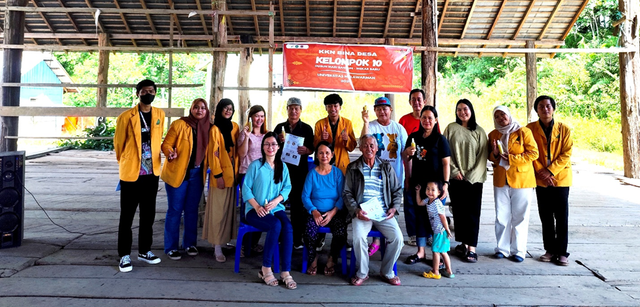 Kegiatan  Sosialisasi Pembuatan Sistem Pemanen Air Hujan DI Balai Lamin Adat Telu Mung Dusun Mari Bangun (Dokumentasi Pribadi Tim KKN Bina Desa)