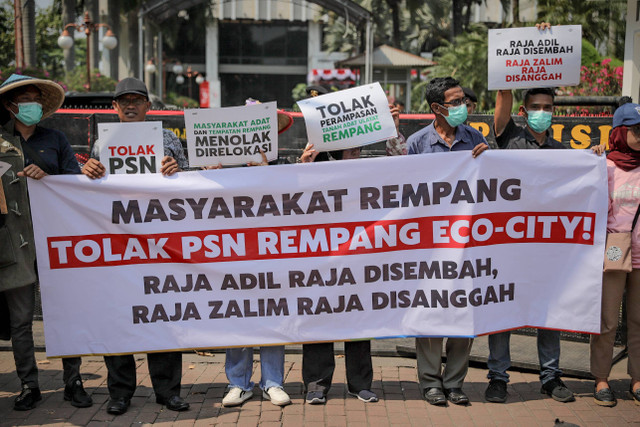 Aktivis lingkungan Walhi mendampingi warga Rempang, Kepulauan Riau, melakukan aksi unjuk rasa di depan kantor Kemenko Perekonomian, Jakarta, Rabu (14/8/2024). Foto: Jamal Ramadhan/kumparan