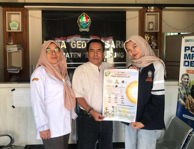 Foto bersama dan penyerahan infografi profil desa kepada perangkat Desa Gedongsari (14/8/24)