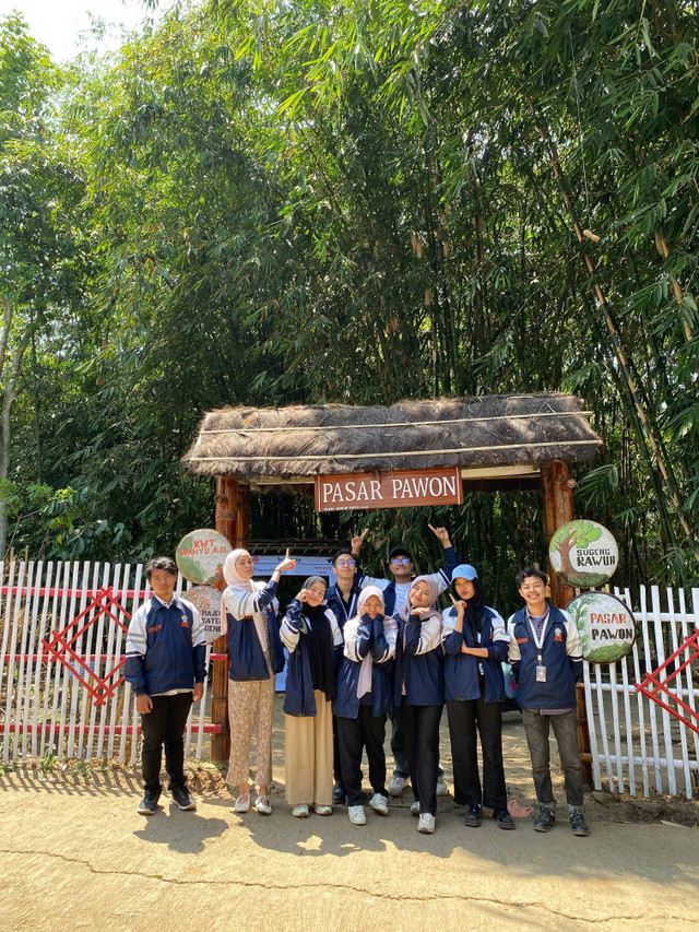 Foto Tim II KKN UNDIP di depan Pasar Pawon, Mergowati, Kecamatan Kedu, Temanggung