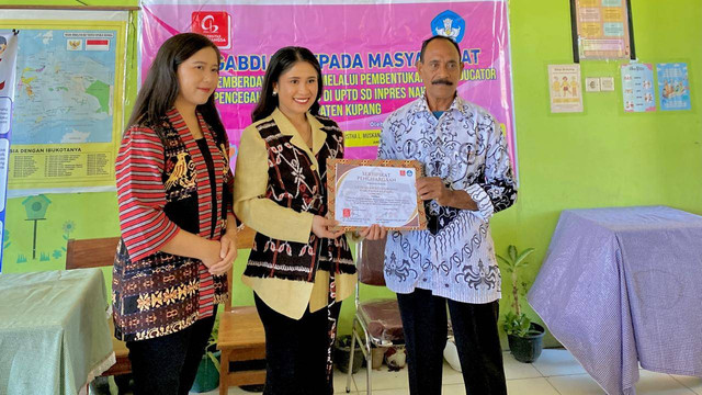 Penyerahan Piagam Kepada Narasumber Pelakasanaan Pendidikan Bullying di SDI Naibonat Kupang Rabu (24/07/2024). Sumber; Fepy Feoh/UCB.