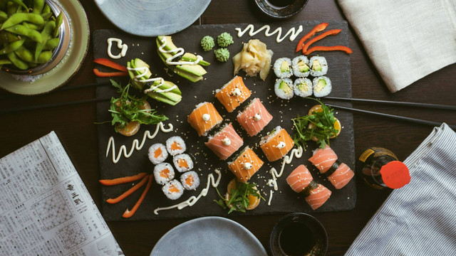 Ilustrasi Menu Sushi Tei 2024, Sumber Unsplash Jakub Dziubak