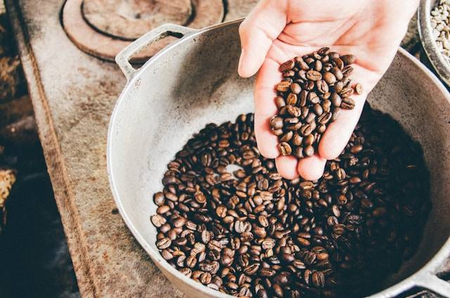 Tempat Ngopi di Bojongloa Kaler. Foto hanya ilustrasi. Bukan tempat yang sebenarnya. Sumber foto: Unsplash/Milo