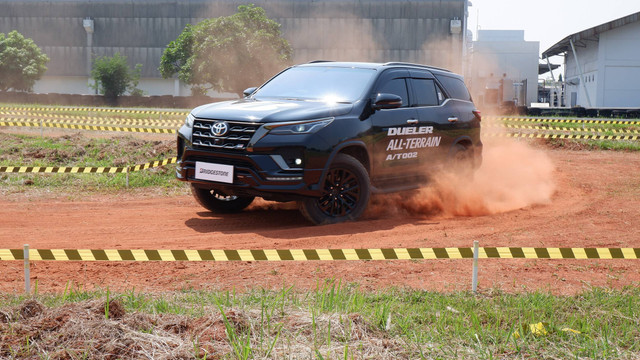 PT Bridgestone Tire Indonesia (BTI) luncurkan ban terbaru Bridgestone Dueler A/T002 untuk kendaraan SUV dan double cabin. Foto: Sena Pratama/kumparan