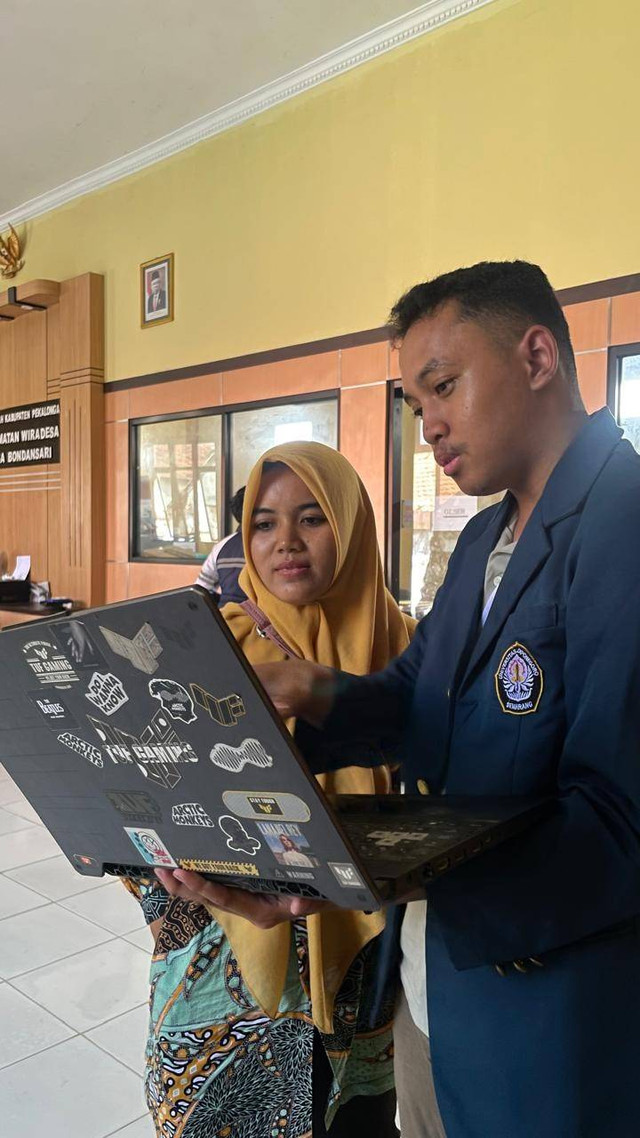 Gambar 1. Edukasi dan Pencerdasan Pengaplikasian Pendataan Berbasis Real Time Data Oleh Mahasiswa Tim II KKN Universitas Diponegoro Kepada Kader Kesehatan Desa Bondansari, Minggu (27/07/2024),  (sumber : dokumentasi pribadi)