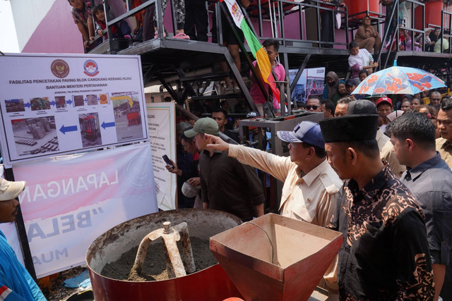 Menhan Prabowo Subianto meninjau kondisi Rumah Apung Muara Angke di Jakarta Utara. Foto: Dok. Istimewa